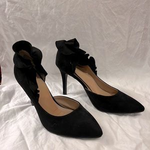 Ruffle black pumps